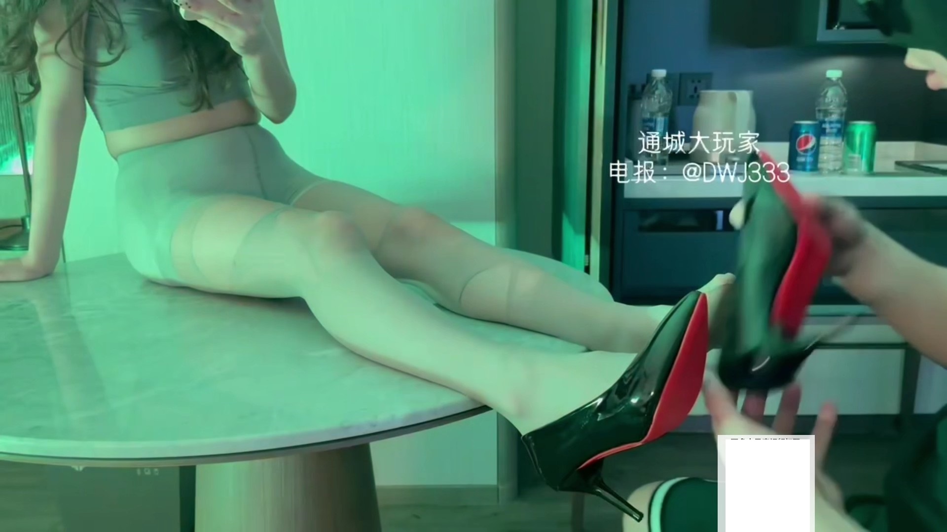 18X真人视频-与高跟鞋姐姐的一夜邂逅-狗比国漫